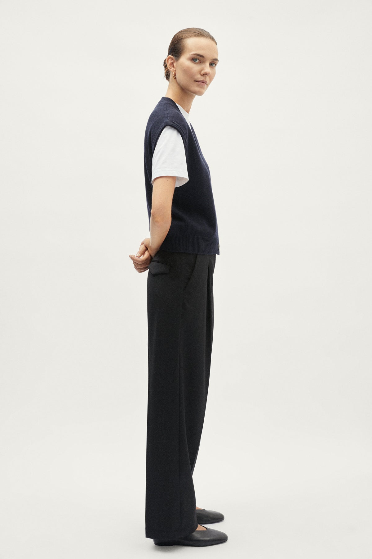 Le pantalon sur mesure en laine avec des pinces