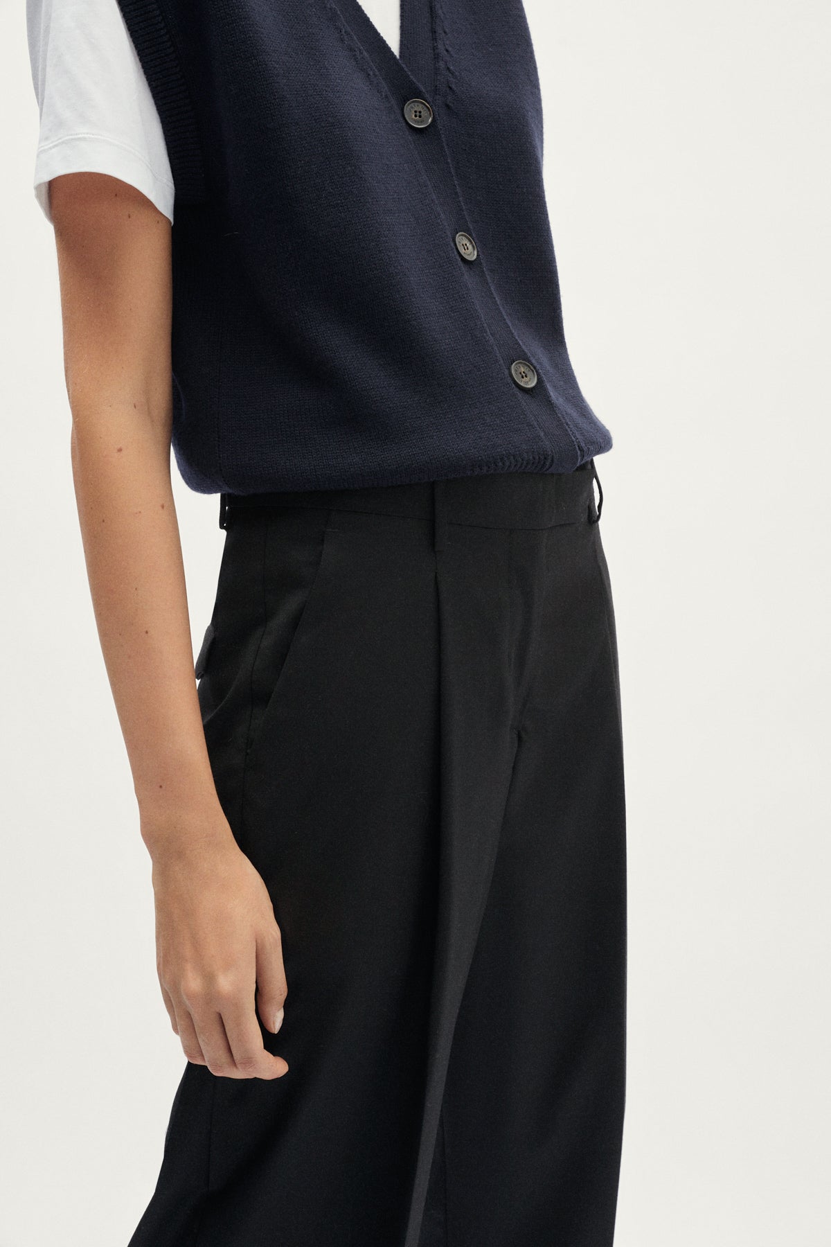 Le pantalon sur mesure en laine avec des pinces
