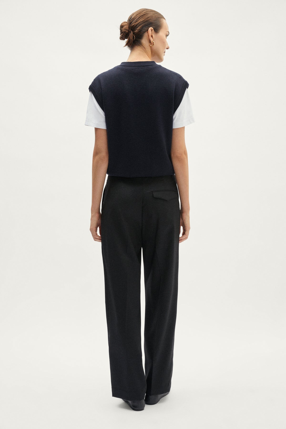 Le pantalon sur mesure en laine avec des pinces