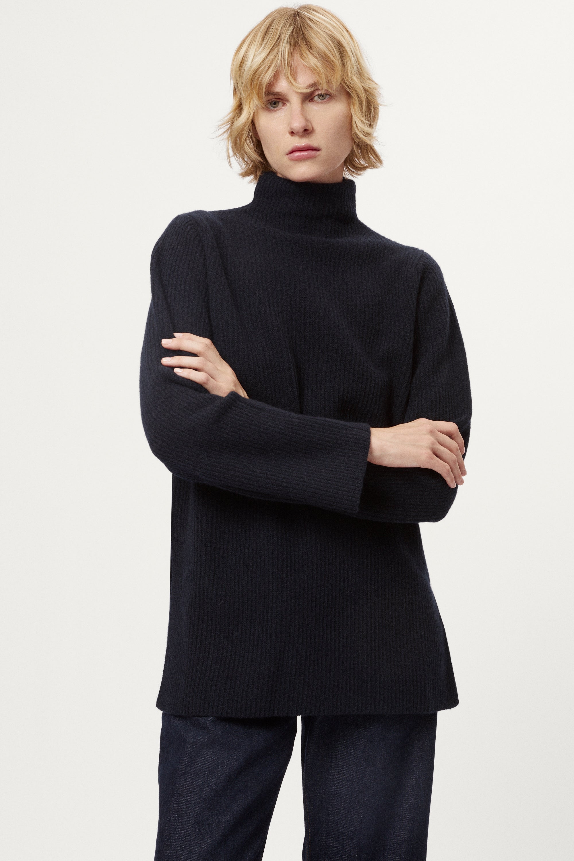 Glatter Wollpullover mit hohem Kragen