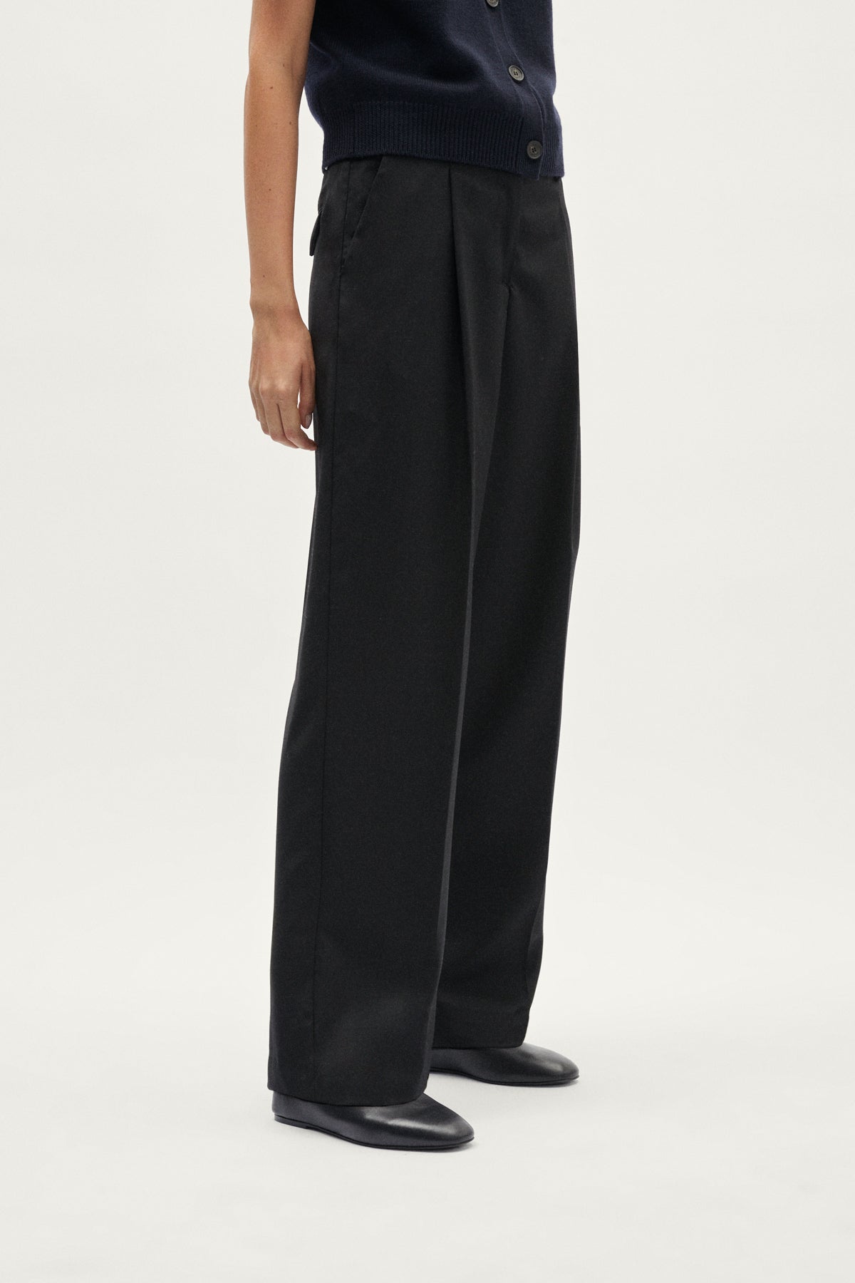 Le pantalon sur mesure en laine avec des pinces