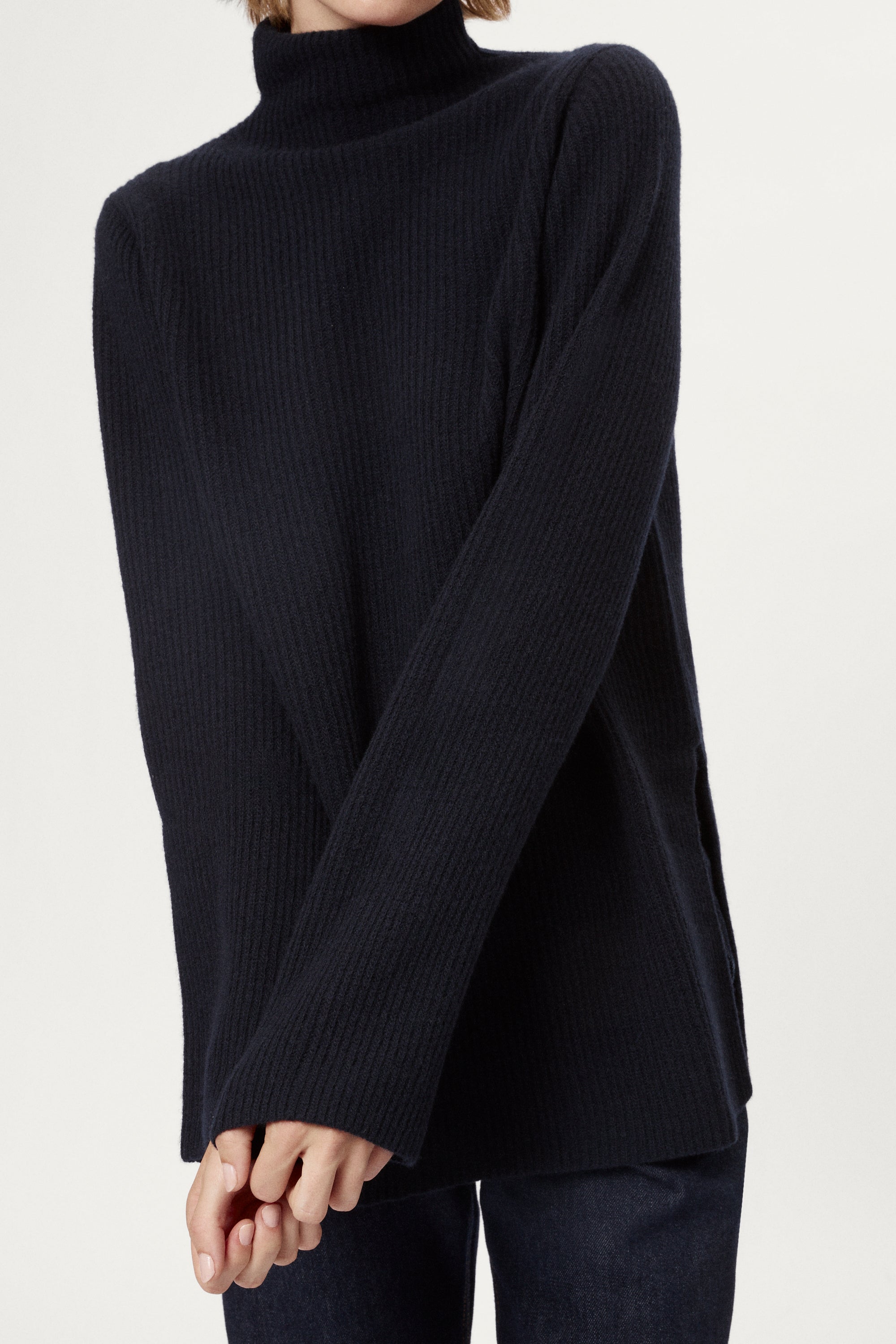 Glatter Wollpullover mit hohem Kragen